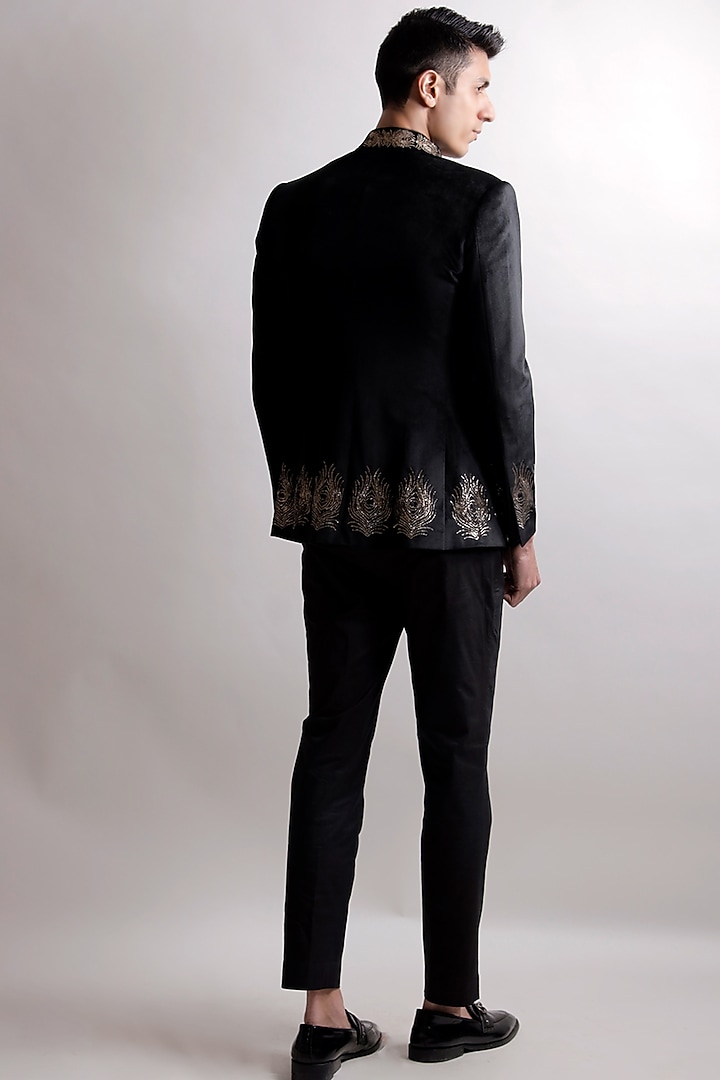 Black Embroidered Wedding Bandhgala Set by Jubinav Chadha Men at Pernia's Pop Up Shop