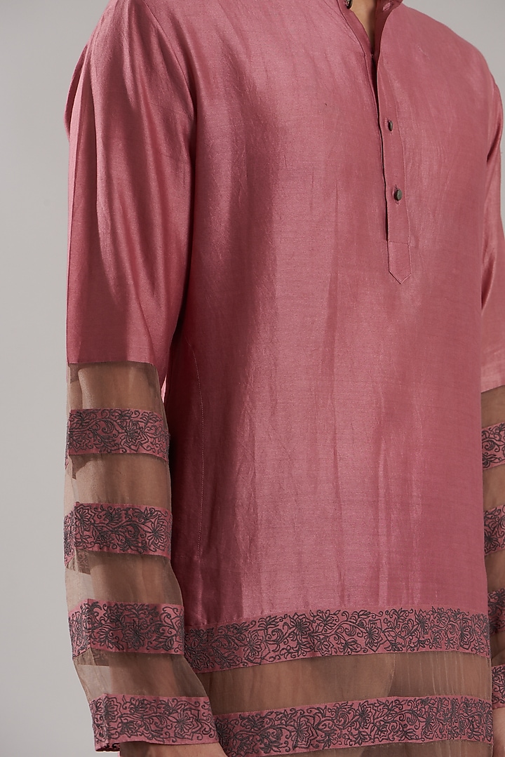 Dusty Rose Pink Embroidered Kurta Set by Jubinav Chadha Men at Pernia's Pop Up Shop