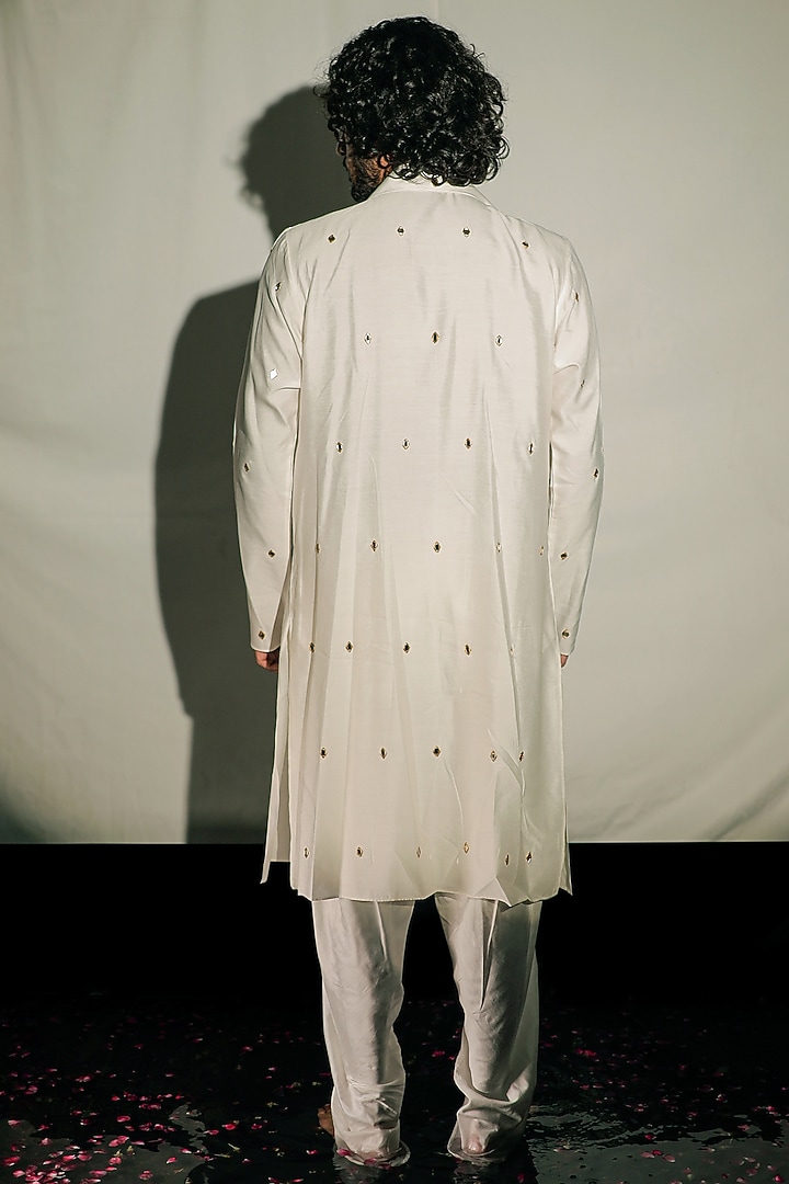 Off-White Silk Chanderi Mirror Hand Embroidered Layered Kurta Set by Jubinav Chadha Men at Pernia's Pop Up Shop