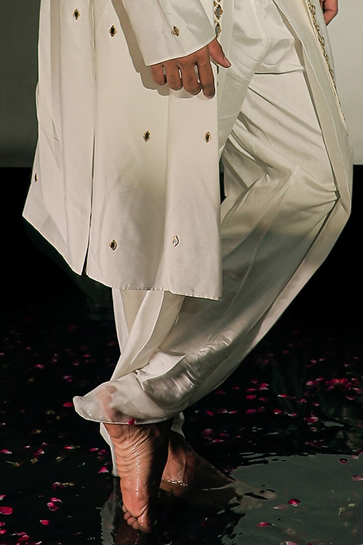Off-White Silk Chanderi Mirror Hand Embroidered Layered Kurta Set by Jubinav Chadha Men at Pernia's Pop Up Shop