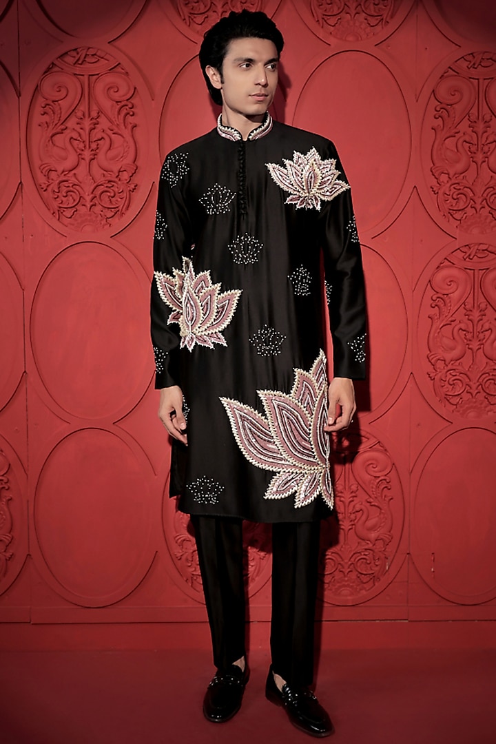 Black Chanderi Sequins Lotus Embroidered Kurta Set by Jubinav Chadha Men at Pernia's Pop Up Shop