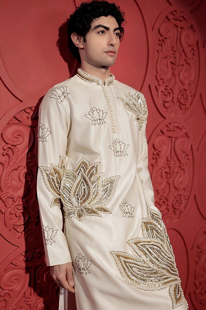 White Chanderi Sequins Lotus Embroidered Kurta Set by Jubinav Chadha Men at Pernia's Pop Up Shop