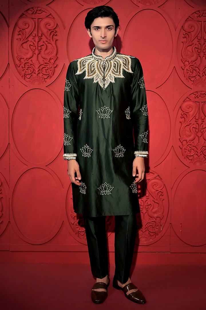 Green Chanderi Sequins Lotus Embroidered Kurta Set by Jubinav Chadha Men at Pernia's Pop Up Shop