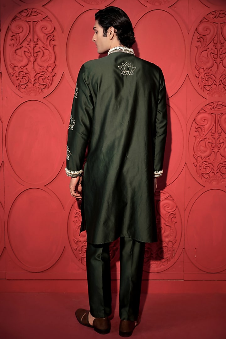 Green Chanderi Sequins Lotus Embroidered Kurta Set by Jubinav Chadha Men at Pernia's Pop Up Shop