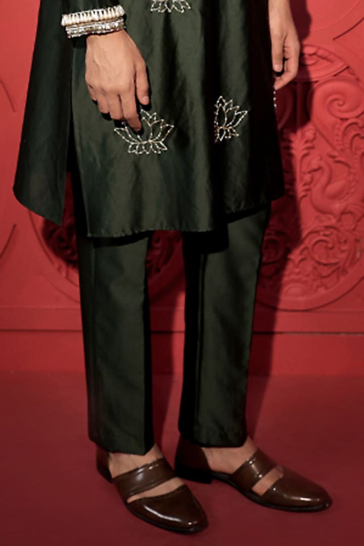 Green Chanderi Sequins Lotus Embroidered Kurta Set by Jubinav Chadha Men at Pernia's Pop Up Shop