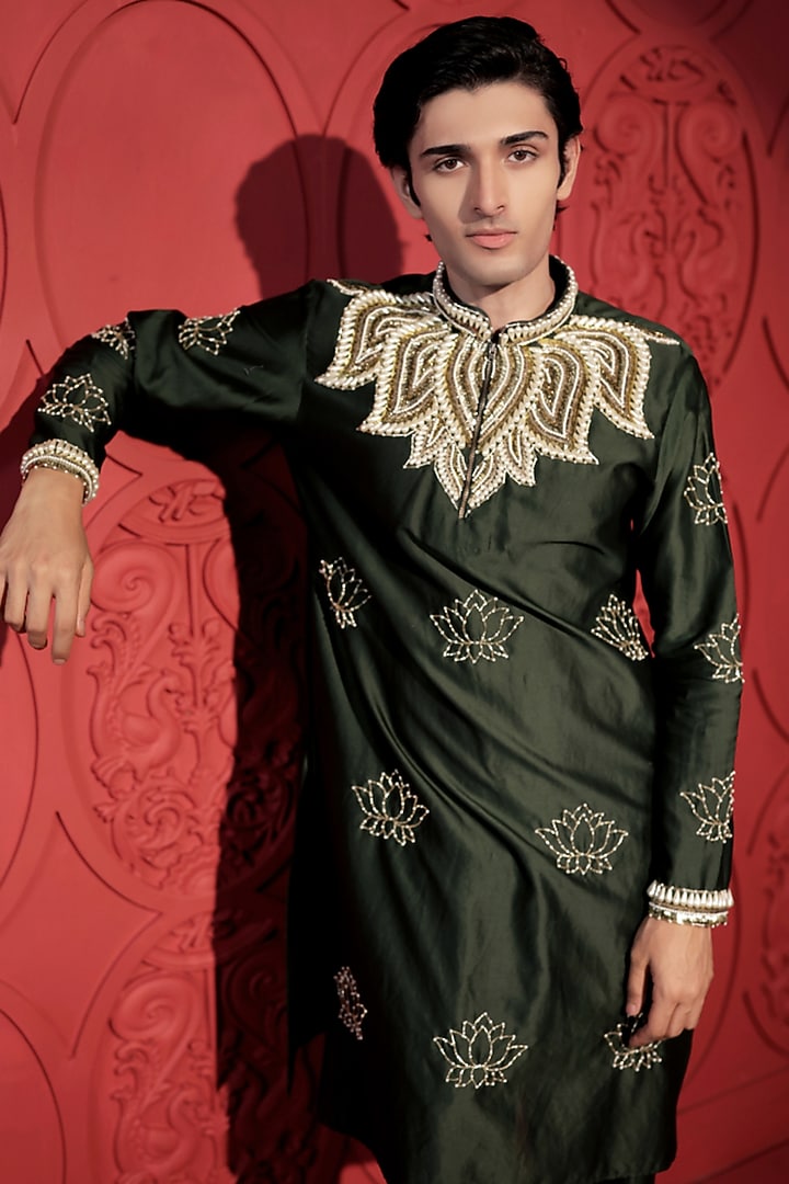 Green Chanderi Sequins Lotus Embroidered Kurta Set by Jubinav Chadha Men at Pernia's Pop Up Shop