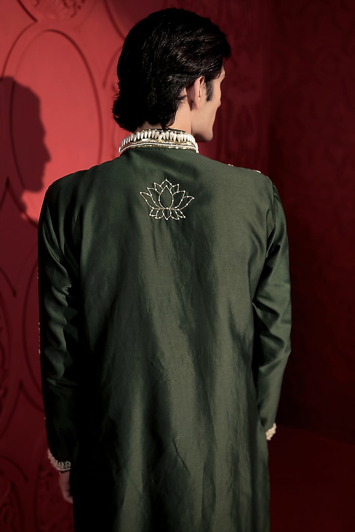 Green Chanderi Sequins Lotus Embroidered Kurta Set by Jubinav Chadha Men at Pernia's Pop Up Shop