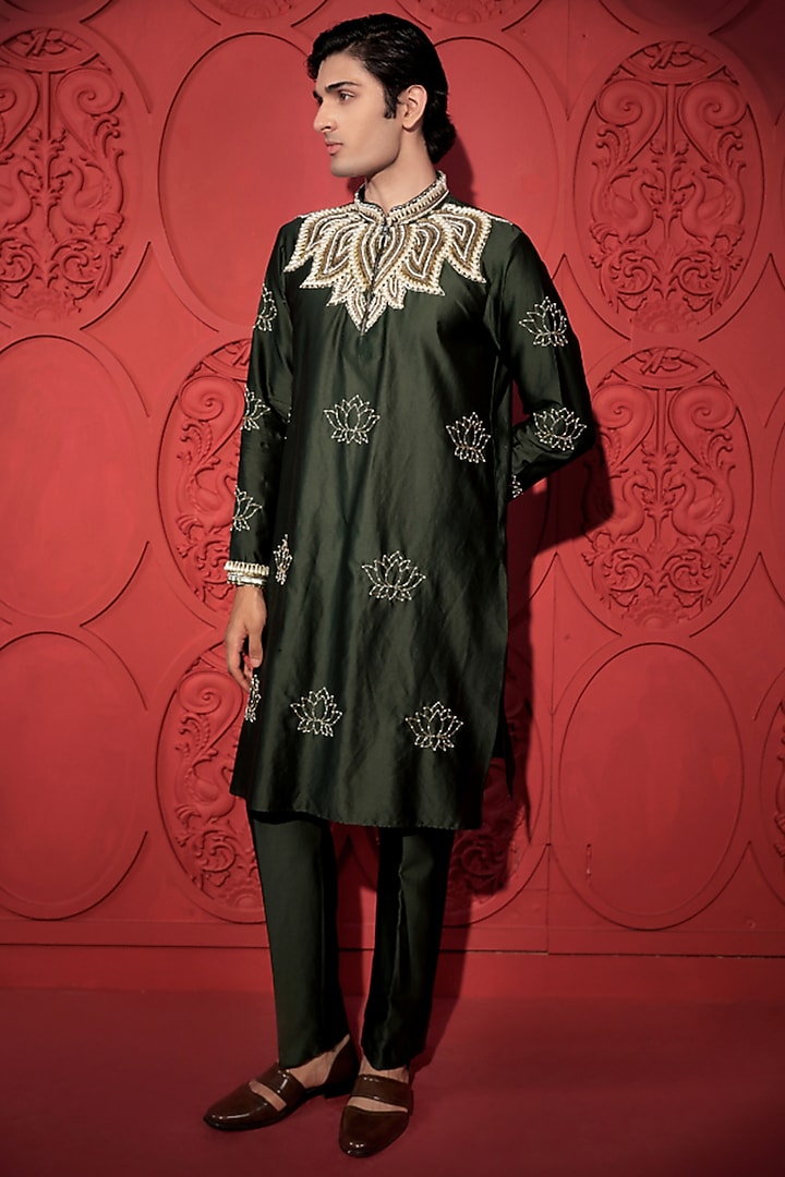 Green Chanderi Sequins Lotus Embroidered Kurta Set by Jubinav Chadha Men at Pernia's Pop Up Shop