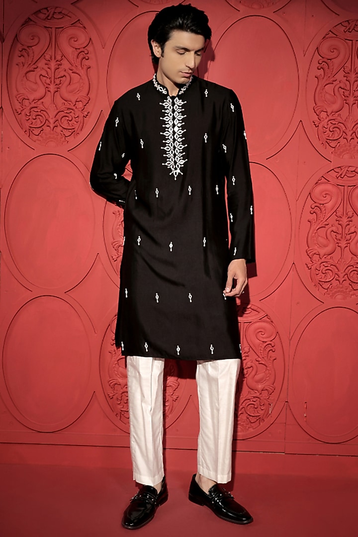Black & White Katan Silk Mirror Embroidered Kurta Set by Jubinav Chadha Men at Pernia's Pop Up Shop