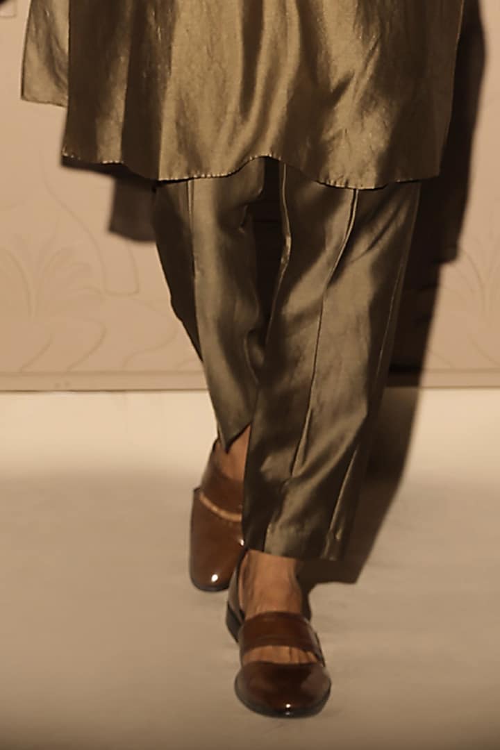 Green Chanderi Embroidered Kurta Set by Jubinav Chadha Men at Pernia's Pop Up Shop