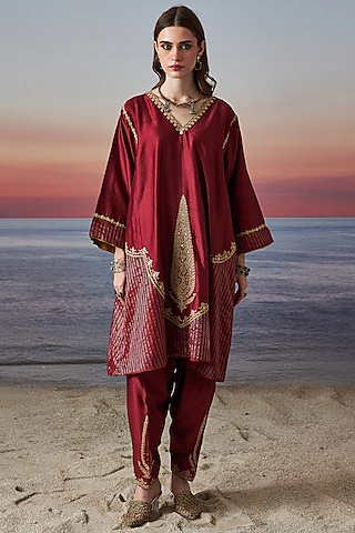 Maroon Chanderi Zardosi Embroidered Kurta Set by JUGGNI