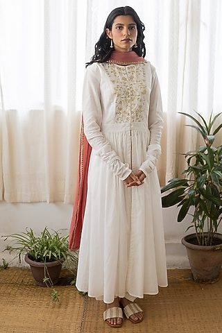 White Zari Embroidered Kurta Set by Juanita by Shubhda