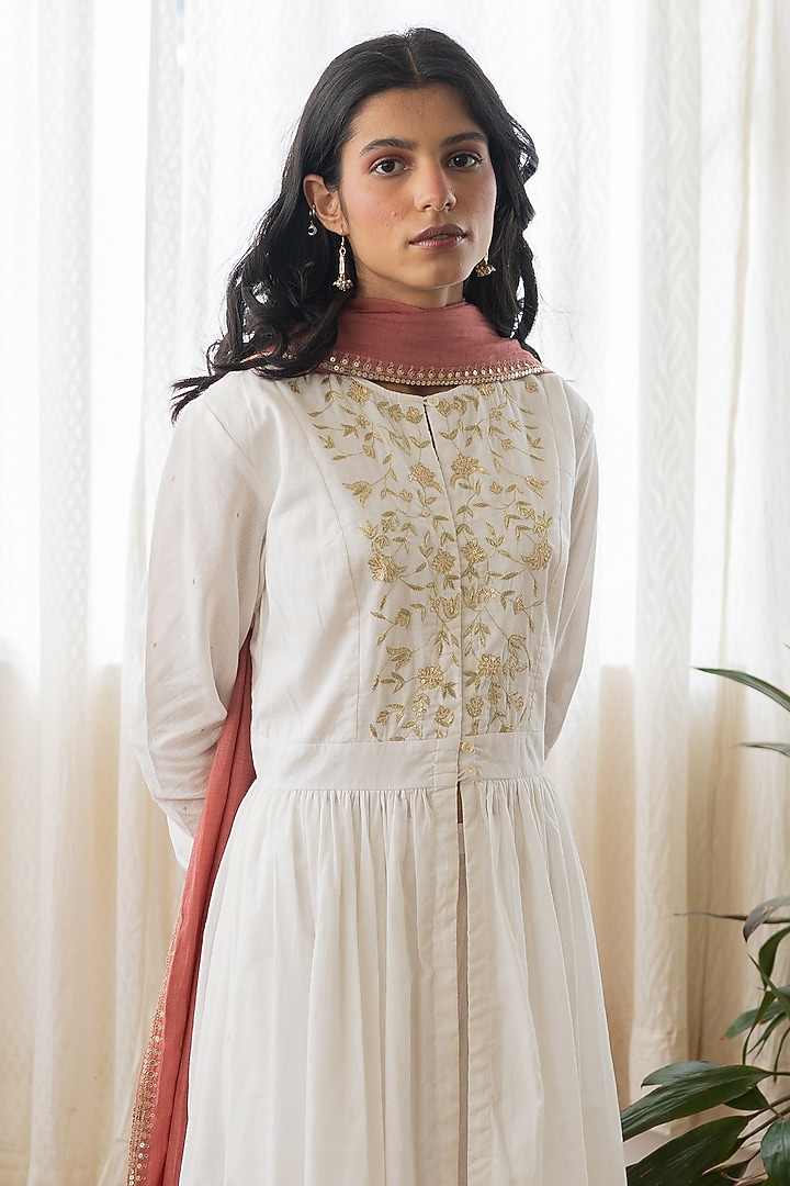 White Zari Embroidered Kurta Set by Juanita by Shubhda at Pernia's Pop Up Shop