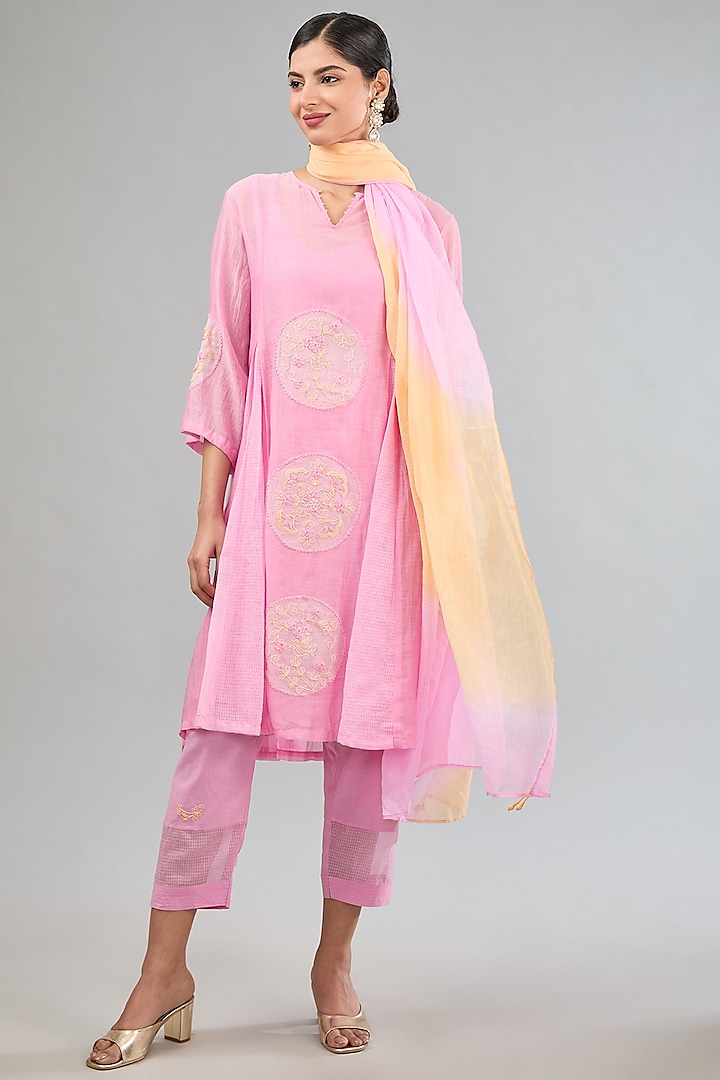 Pink Mul Chanderi Machine Embroidered Kurta Set by Jyoti Bansal at Pernia's Pop Up Shop