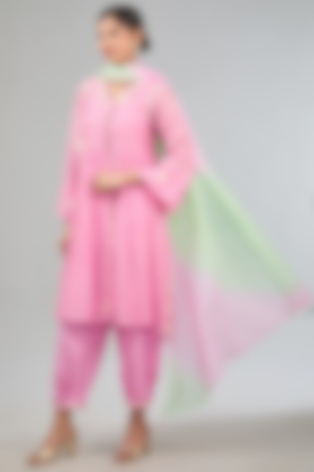 Pink Mul Chanderi Machine Embroidered Kurta Set by Jyoti Bansal at Pernia's Pop Up Shop