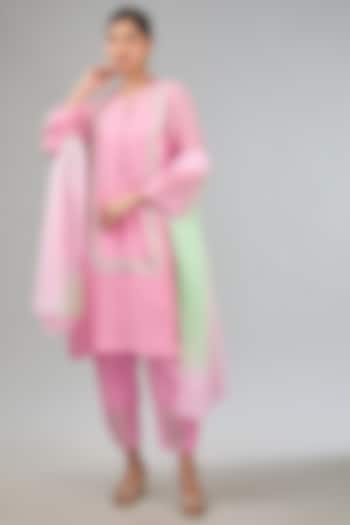 Pink Mul Chanderi Machine Embroidered Kurta Set by Jyoti Bansal at Pernia's Pop Up Shop