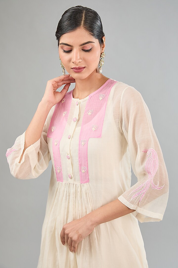 White & Pink Mul Chanderi Machine Embroidered Kurta Set by Jyoti Bansal at Pernia's Pop Up Shop