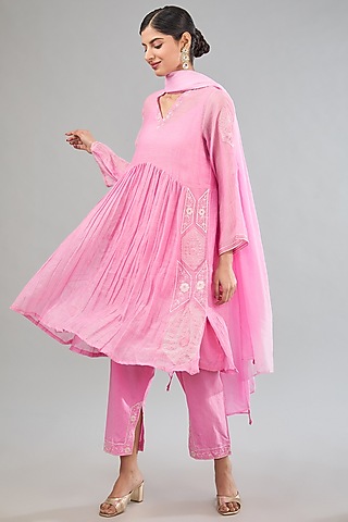 Pink Mul Chanderi Machine Embroidered Kurta Set by Jyoti Bansal