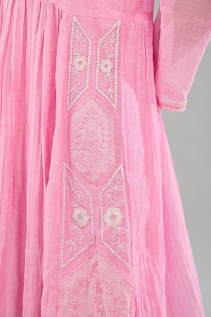 Pink Mul Chanderi Machine Embroidered Kurta Set by Jyoti Bansal at Pernia's Pop Up Shop