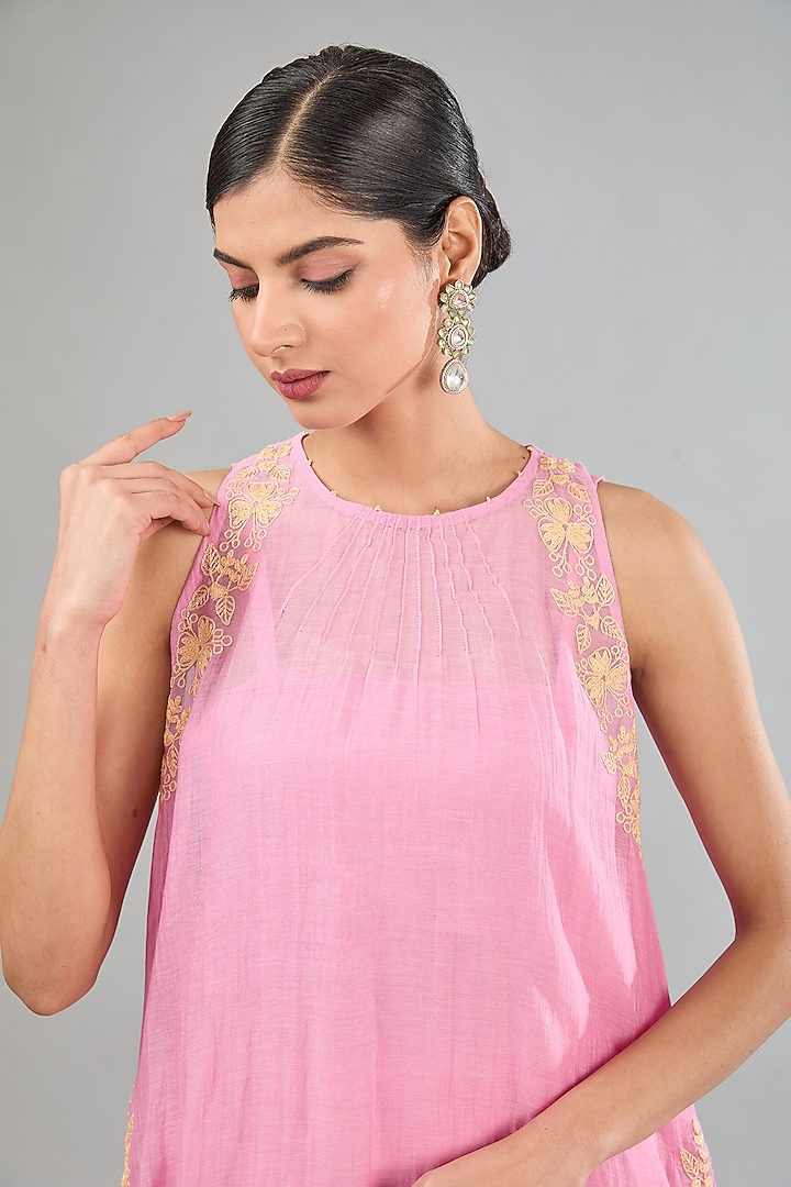 Pink Mul Chanderi Machine Embroidered Kurta Set by Jyoti Bansal at Pernia's Pop Up Shop