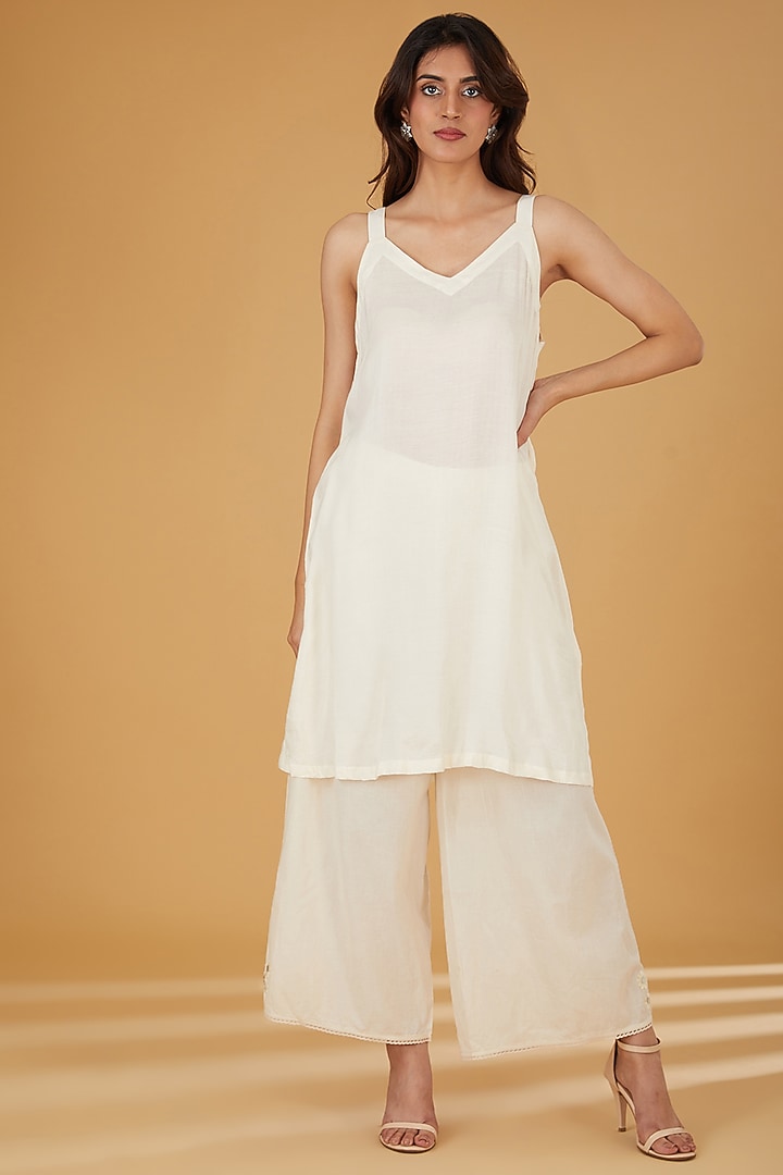 White Mul Chanderi Embroidered Kurta Set by Jyoti Bansal at Pernia's Pop Up Shop