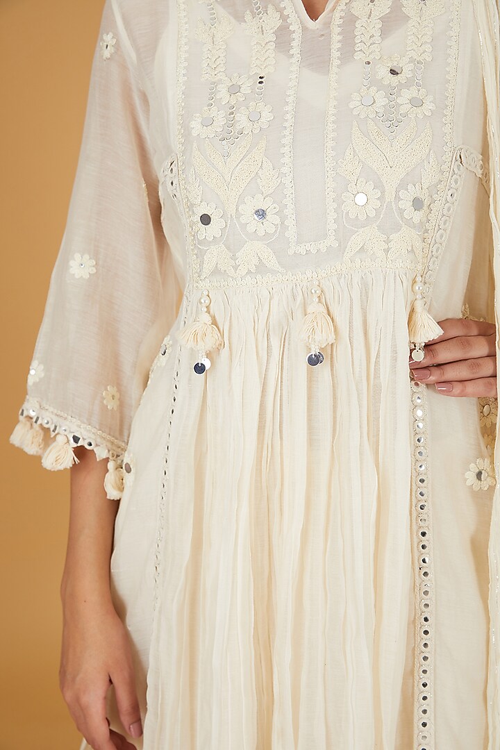 White Mul Chanderi Embroidered Kurta Set by Jyoti Bansal at Pernia's Pop Up Shop