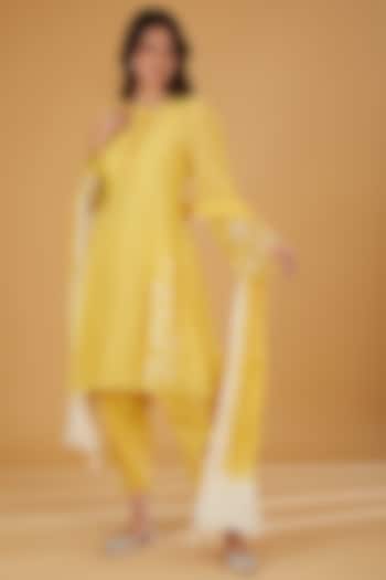 Yellow Mul Chanderi Pearl Work Straight Kurta Set by Jyoti Bansal