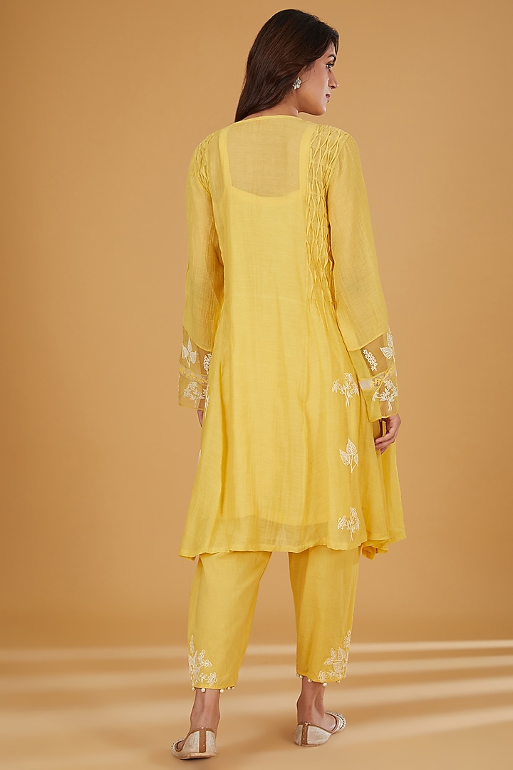 Yellow Mul Chanderi Pearl Work Straight Kurta Set by Jyoti Bansal at Pernia's Pop Up Shop