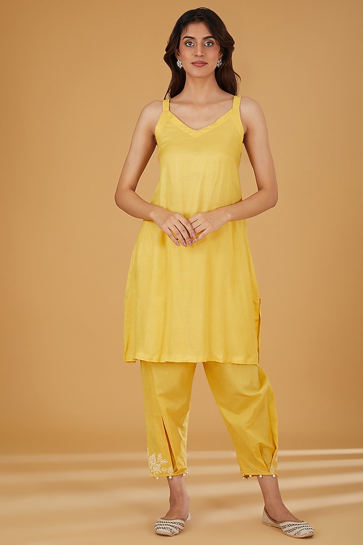 Yellow Mul Chanderi Pearl Work Straight Kurta Set by Jyoti Bansal at Pernia's Pop Up Shop