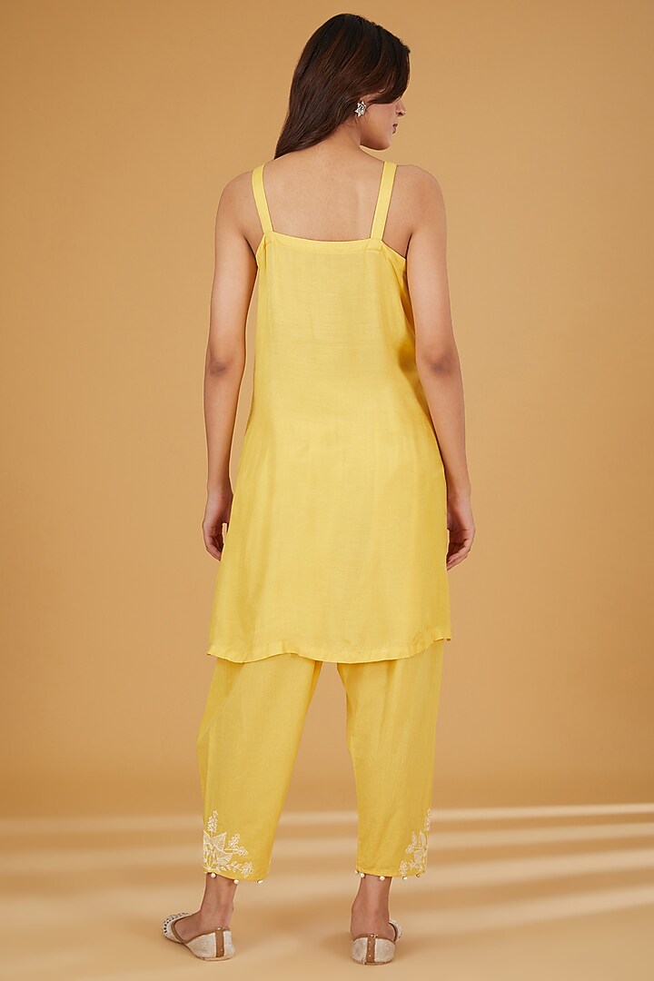 Yellow Mul Chanderi Pearl Work Straight Kurta Set by Jyoti Bansal at Pernia's Pop Up Shop