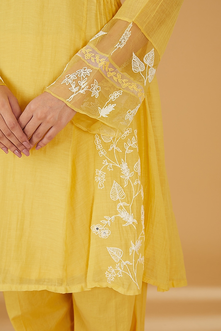 Yellow Mul Chanderi Pearl Work Straight Kurta Set by Jyoti Bansal at Pernia's Pop Up Shop
