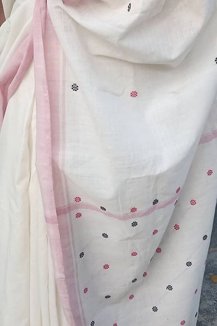 White Handwoven Saree by Jyotsna Kalita at Pernia's Pop Up Shop