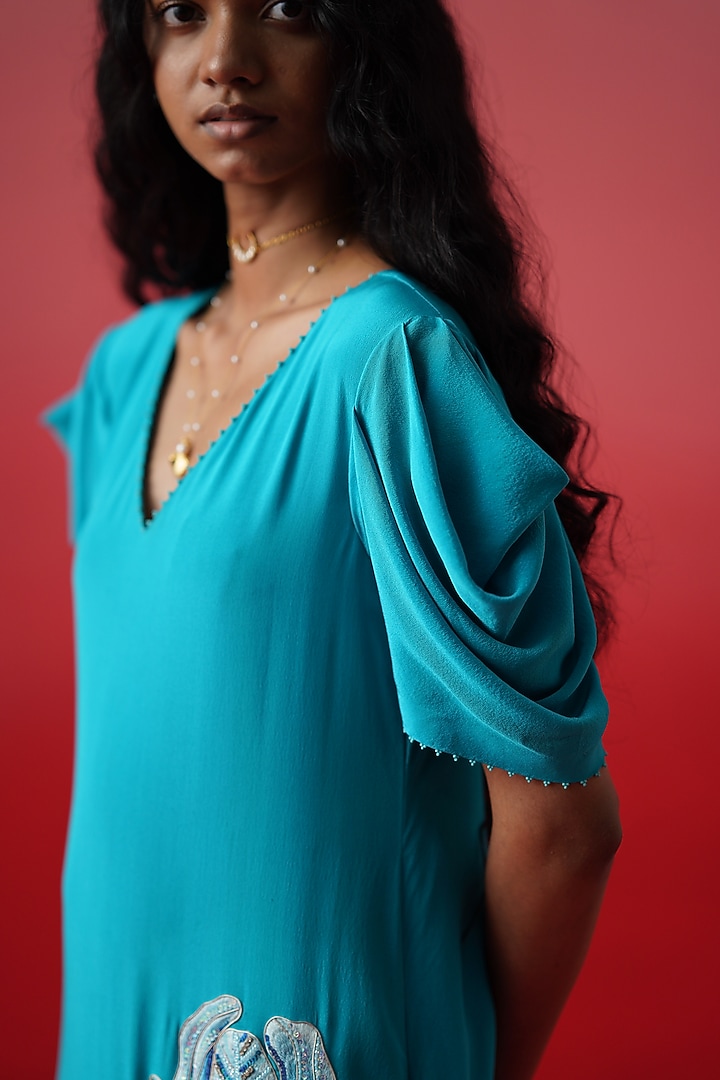 Dark Blue Ombre Crepe Floral Embroidered Kurta Set by Kavitha Gutta at Pernia's Pop Up Shop
