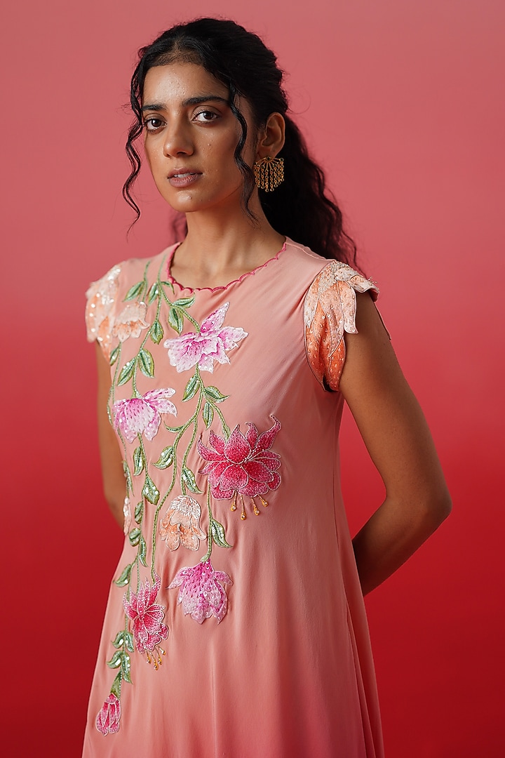 Peach & Red Crepe Floral Embroidered Kurta Set by Kavitha Gutta at Pernia's Pop Up Shop