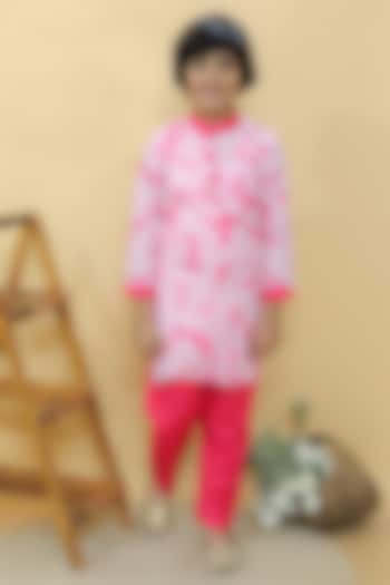 Pink Cotton Hakoba Tie-Dye Asymmetric Kurta Set For Boys by KALP