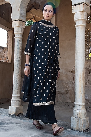 Black Embroidered Kurta Set by Kameez