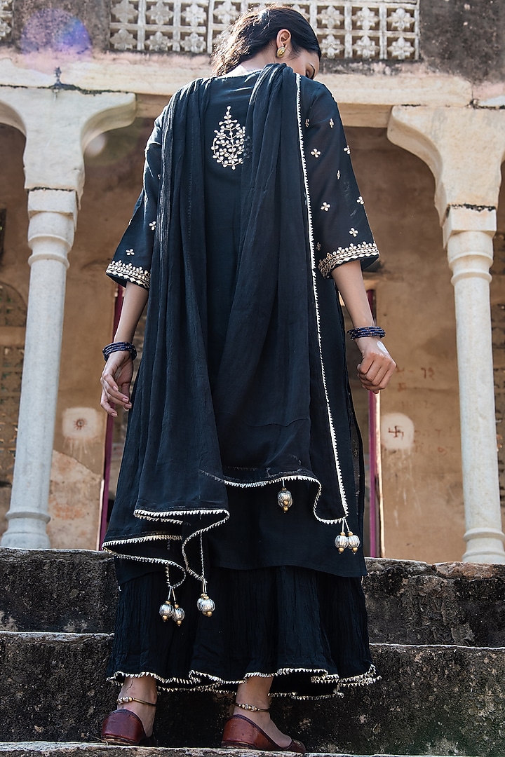 Black Embroidered Kurta Set by Kameez at Pernia's Pop Up Shop