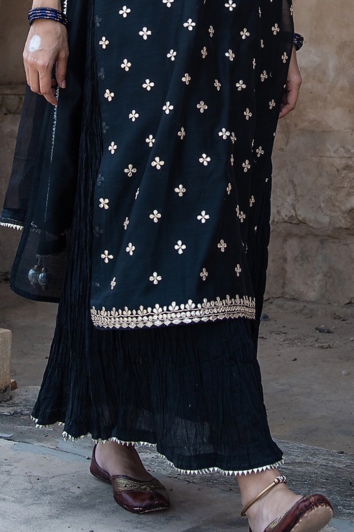 Black Embroidered Kurta Set by Kameez at Pernia's Pop Up Shop