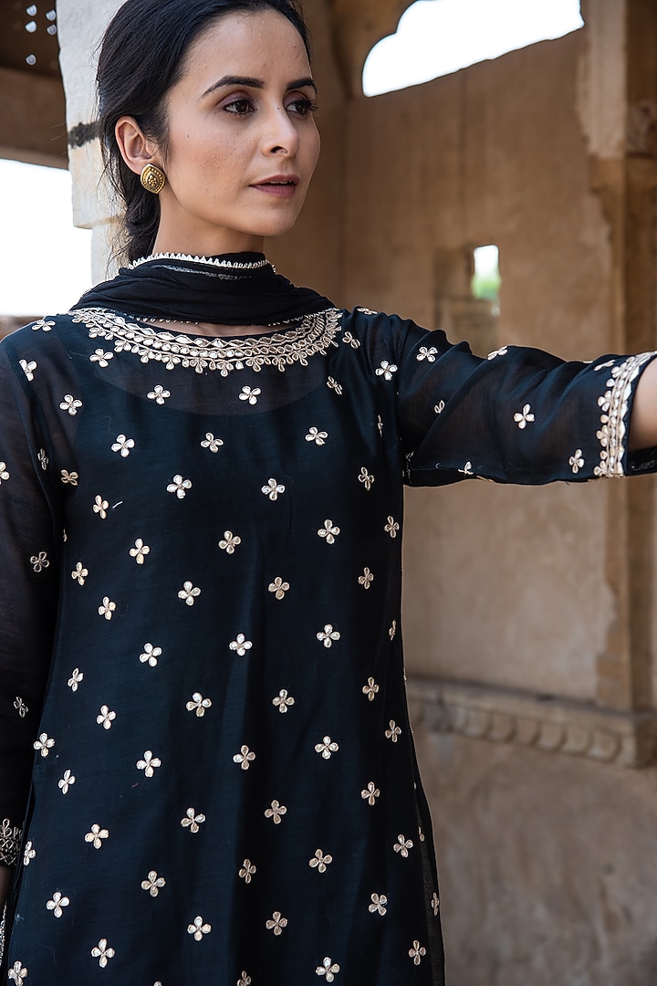 Black Embroidered Kurta Set by Kameez at Pernia's Pop Up Shop