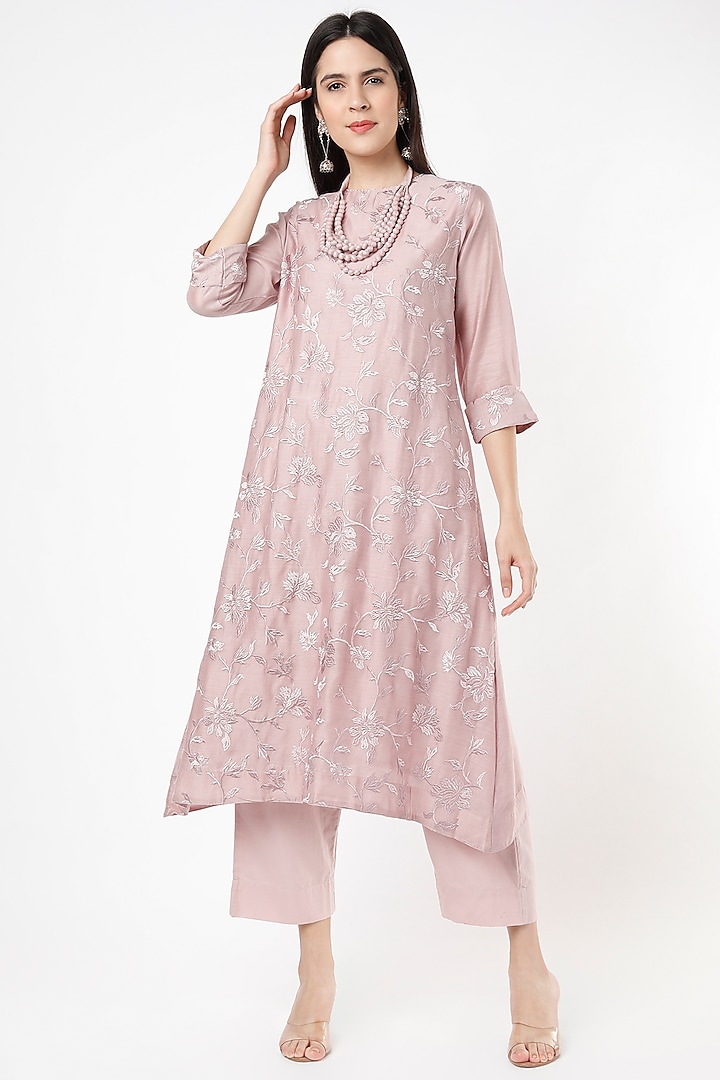 Lavender Embroidered Kurta Set With Necklace by Kameez