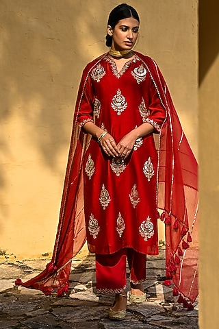 Cadmium Red Embroidered Kurta Set by Kameez