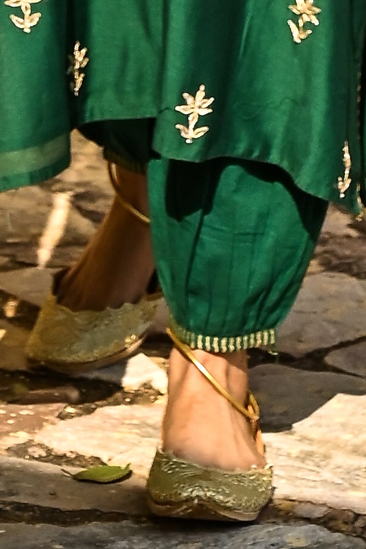 Green Embroidered Kurta Set by Kameez at Pernia's Pop Up Shop