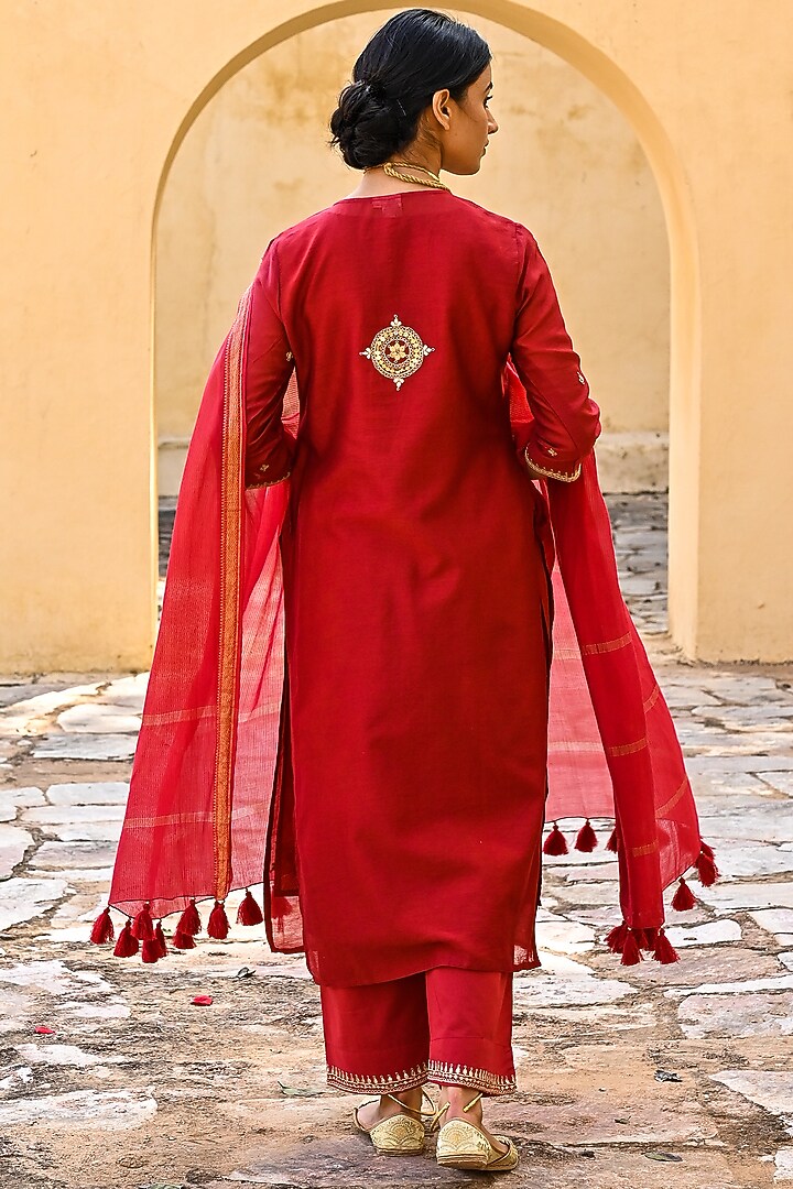 Bright Red Chanderi Kurta Set by Kameez at Pernia's Pop Up Shop