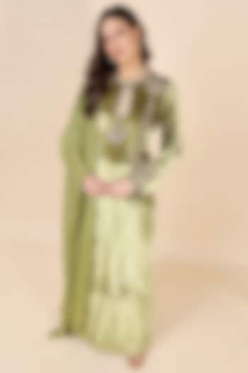 Green Viscose Velvet Hand Embroidered Kurta Set by Kanchi Khurana Couture at Pernia's Pop Up Shop