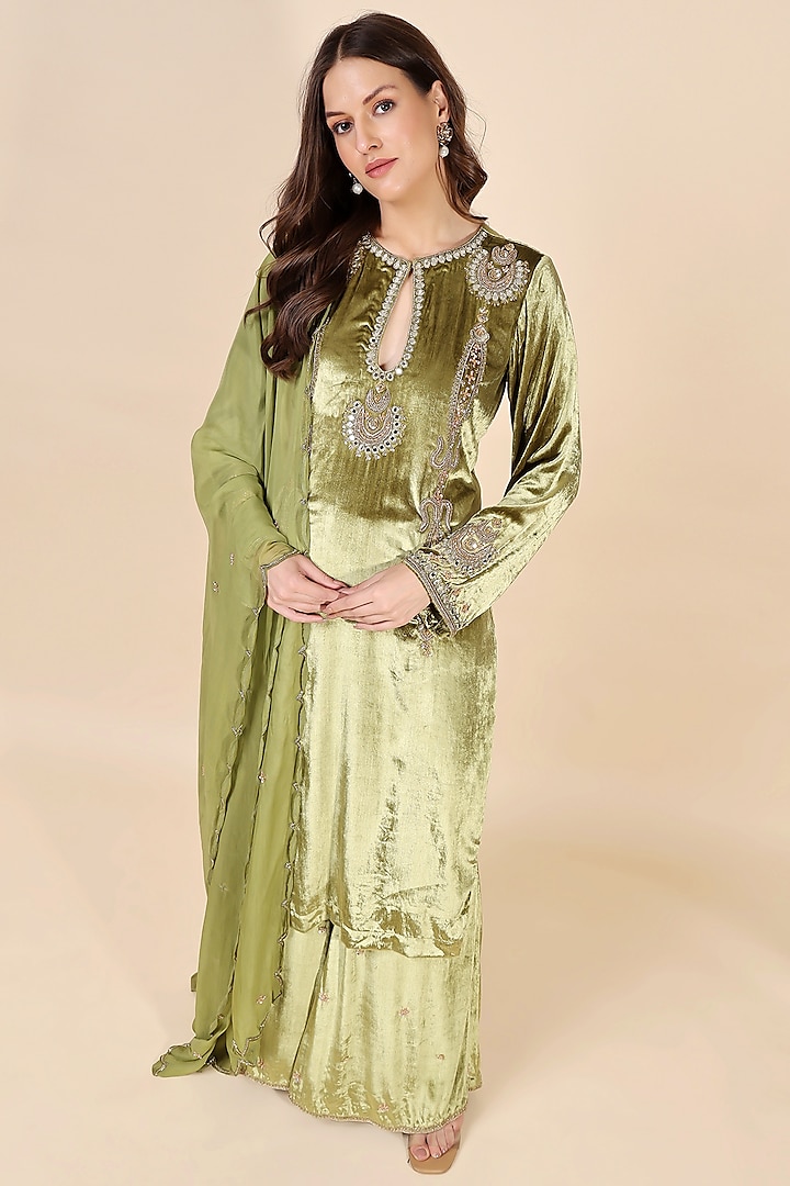 Green Viscose Velvet Hand Embroidered Kurta Set by Kanchi Khurana Couture at Pernia's Pop Up Shop