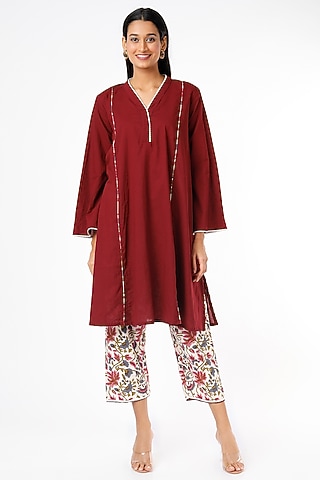 Maroon V-Neck Kurta Set by Kaori By Shreya