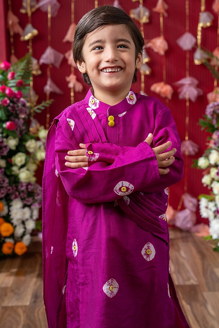 Magenta Dola Silk Tie-Dye Printed Kurta Set For Boys by Kirti Agarwal Pret n Couture at Pernia's Pop Up Shop