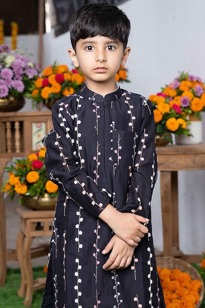 Black Chanderi Silk Thread Embroidered Kurta Set by Kirti Agarwal Pret n Couture at Pernia's Pop Up Shop