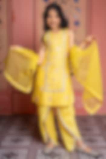 Yellow Mul Chanderi & Organza Floral Embroidered Kurta Set For Girls by Kirti Agarwal Pret n Couture at Pernia's Pop Up Shop