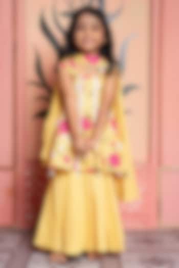 Yellow Pure Linen Printed & Embroidered Kurta Set by Kirti Agarwal Pret n Couture at Pernia's Pop Up Shop